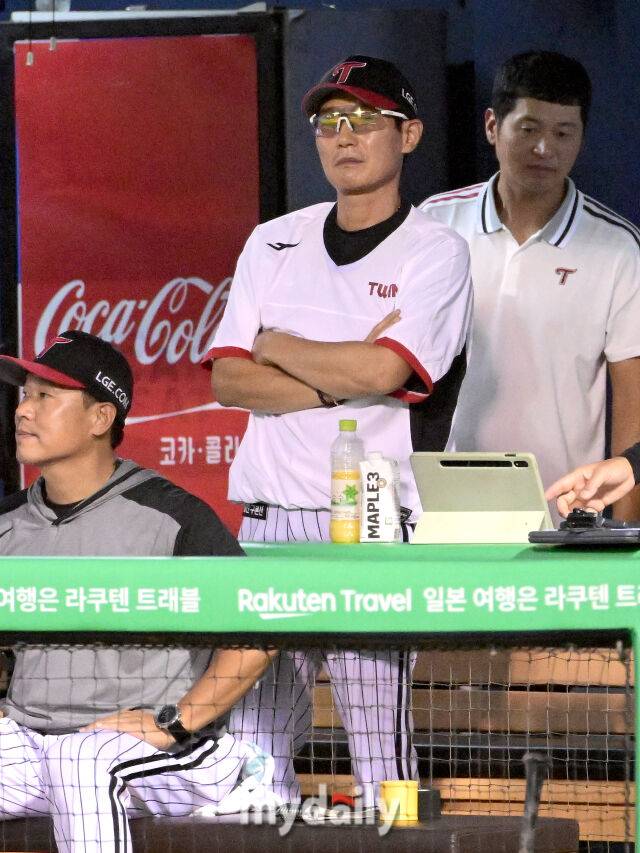 2025년 9월 11일 오후 서울 잠실구장에서 열린 '2025 신한 SOL뱅크 KBO 리그' KT 위즈와 LG 트윈스의 경기LG 염경엽 감독이 지켜보고 있다./마이데일리