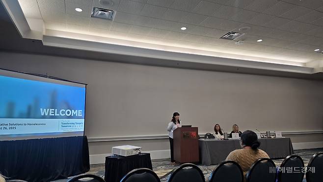 26일 미국 플로리다 올랜도에서 진행된 ‘노숙인 예방과 종식을 위한 혁신적 주거 해법과 자금 조달 전략’ 세션에서 좌장이 정책 발표를 진행하고 있다. 홍승희 기자