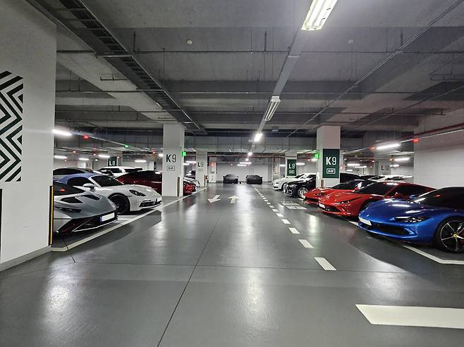 시그니엘 레지던스 지하 주차장에 슈퍼카가 늘어서 있는 모습 [서정은 기자]