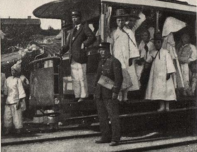 전차 도입 초창기 갓을 쓰고 전차를 타는 사람들  [한국전력 전기박물관 홈페이지]