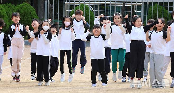 [인천=뉴시스] 전진환 기자 =  지난해 10월 인천 부평구 부곡초등학교에서 열린 가을운동회에서 볼 굴리기에서 승리한 백팀 어린이들이 환호하고 있다. 2024.10.21. amin2@newsis.com **기사 내용과 관련 없습니다**