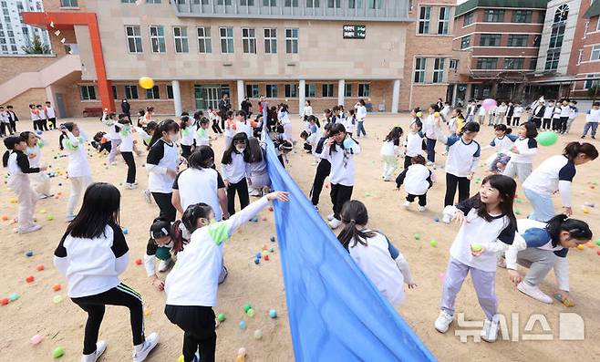 [인천=뉴시스] 전진환 기자 =  지난해 10월 오전 인천 부평구 부곡초등학교에서 열린 가을운동회에서 어린이들이 볼 던지기를 하고 있다. 2024.10.21. amin2@newsis.com **기사 내용과 관련 없습니다**