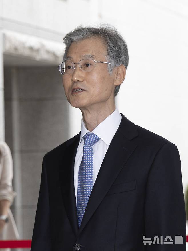 [서울=뉴시스] 김근수 기자 = 조희대 대법원장이 12일 서울 서초구 대법원으로 출근에 앞서 취재진 질문에 답하고 있다. 대법원은 오늘 더불어민주당이 추진하는 사법개혁에 대한 대책 논의를 위해 전국법원장회의를 소집한다. 이번 임시회의에선 민주당의 사법개혁 5대 의제에 대해 논의할 예정이다. 2025.09.12. ks@newsis.com