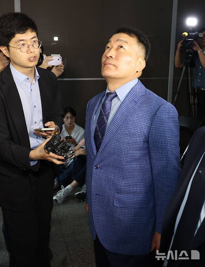 [서울=뉴시스] 조성우 기자 = 김계환 전 해병대 사령관이 12일 오전 서울 서초구 순직 해병 특별검사팀 사무실에서 피의자 소환 조사를 받기 위해 출석하고 있다. 2025.09.12. xconfind@newsis.com