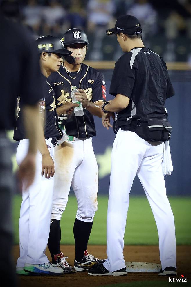 [서울=뉴시스]프로야구 KT 위즈의 외야수 유준규가 11일 잠실구장에서 벌어진 2025 신한 쏠뱅크 KBO리그 LG 트윈스와의 경기에 8회초 황재균의 안타로 2루에 안착한 뒤 타임을 요청, 물을 마시고 있다. (사진=KT 위즈 제공) 202.09.12. photo@newsis.com *재판매 및 DB 금지