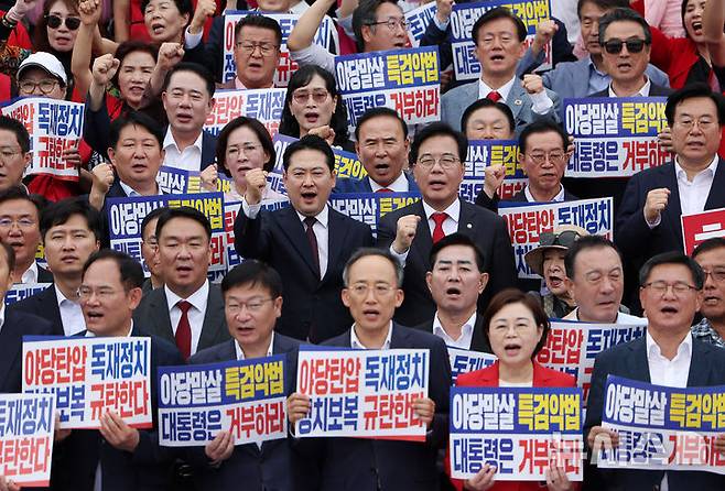 [서울=뉴시스] 김명년 기자 = 장동혁 국민의힘 당 대표와 송언석 원내대표가 12일 오후 서울 여의도 국회에서 열린 '야당탄압 독재정치 규탄대회'에서 구호를 외치고 있다. 2025.09.12. kmn@newsis.com