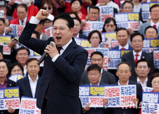 [서울=뉴시스] 김명년 기자 = 장동혁 국민의힘 당 대표가 12일 오후 서울 여의도 국회에서 열린 '야당탄압 독재정치 규탄대회'에서 연설하고 있다. 2025.09.12. kmn@newsis.com