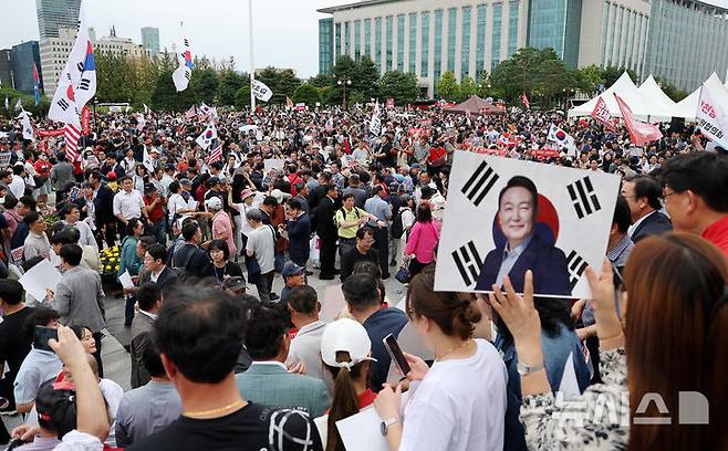 [서울=뉴시스] 김명년 기자 = 12일 오후 서울 여의도 국회에서 열린 '야당탄압 독재정치 규탄대회'에서 한 참가자가 윤석열 전 대통령 얼굴이 그려진 손피켓을 들고 있다. 2025.09.12. kmn@newsis.com