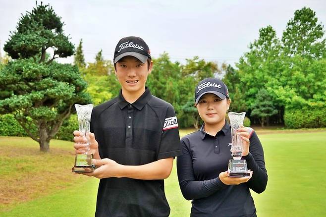 제6회 드림파크배 아마추어골프선수권에서 우승한 손제이(왼쪽)와 윤규리. (사진=대한골프협회 제공). 2025.09.12. *재판매 및 DB 금지