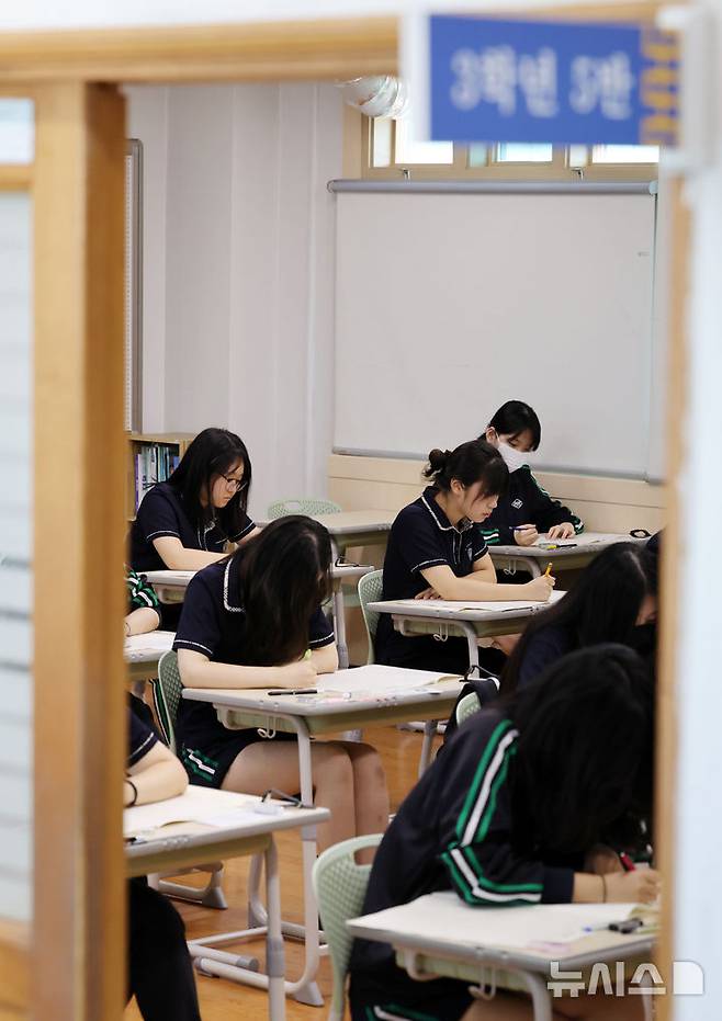 [부산=뉴시스] 하경민 기자 = 2026학년도 대학수학능력시험 9월 모의평가가 실시된 3일 부산 금정구 부산대사범대학부설고등학교 3학년 교실에서 수험생들이 문제를 풀고 있다.  이번 모의평가는 전국 17개 시·도에서 동시에 치러지며, 부산에서는 재학생 2만2506명, 졸업생과 검정고시 출신자 4787명 등 총 2만7293명이 응시했다. 2025.09.03. yulnetphoto@newsis.com