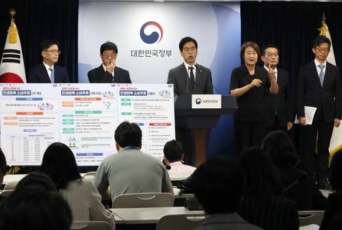 민생회복 소비쿠폰 2차 지급 브리핑 민생회복 소비쿠폰 2차 지급 브리핑 (서울=연합뉴스) 이정훈 기자 = 김민재 행정안전부 차관이 12일 서울 종로구 정부서울청사에서 민생회복 소비쿠폰 2차 지급 관련 브리핑을 하고 있다. 2025.9.12 uwg806@yna.co.kr (끝) <저작권자(c) 연합뉴스, 무단 전재-재배포, AI 학습 및 활용 금지>