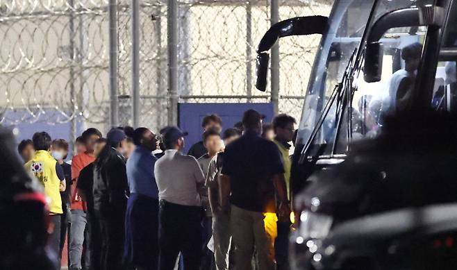 이민단속으로 체포됐던 한국인들이 구금시설에서 나와 버스에 오르고 있다. 연합뉴스