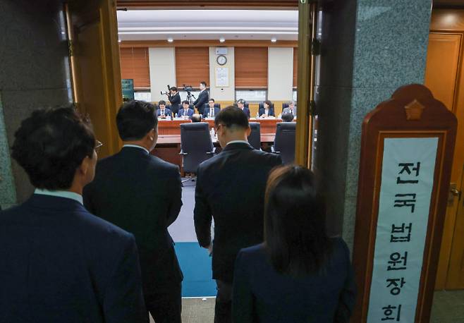 각급 법원장들이 12일 서울 서초구 대법원에서 열린 전국법원장회의 임시회의에 참석하고 있다. 연합뉴스