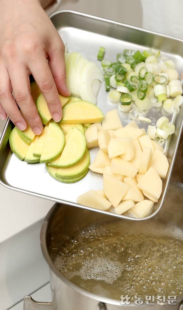 멸치다시마 육수에 호박·감자·양파를 넣는다.