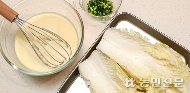 배추를 부칠 반죽은 묽게 잡는다.