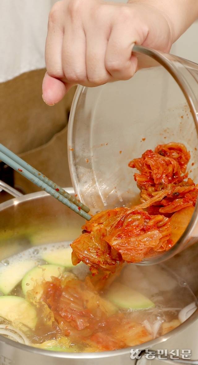 김치로 칼칼한 국물 맛을 살린다.