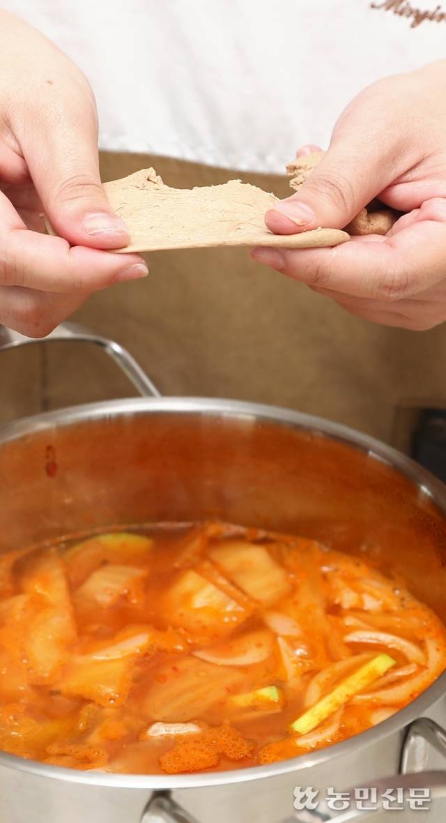 반죽은 최대한 얇게 떼 넣는 게 핵심이다.