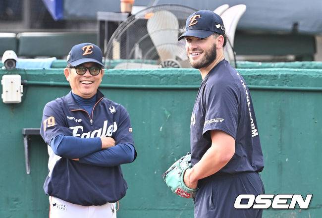 [OSEN=부산, 이석우 기자] 10일 부산 사직야구장에서 2025 신한 SOL 뱅크 KBO 리그 롯데 자이언츠와 한화 이글스의 경기가 열렸다. 홈팀 롯데는 감보아가, 방문팀 한화는 류현진이 선발 출전했다. 한화 이글스 폰세가 불펜투구 도중 양상문 코치와 함께 웃고 있다. 2025.09.10 / foto0307@osen.co.kr