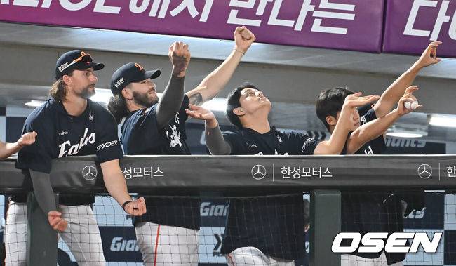 [OSEN=부산, 이석우 기자] 10일 부산 사직야구장에서 2025 신한 SOL 뱅크 KBO 리그 롯데 자이언츠와 한화 이글스의 경기가 열렸다. 한화 이글스 와이스, 폰세, 문동주, 정우주가 6회초 우익수 오른쪽 뒤 3루타를 친 리베라토를 보며 세리머니를 하고 있다. 2025.09.10 / foto0307@osen.co.kr