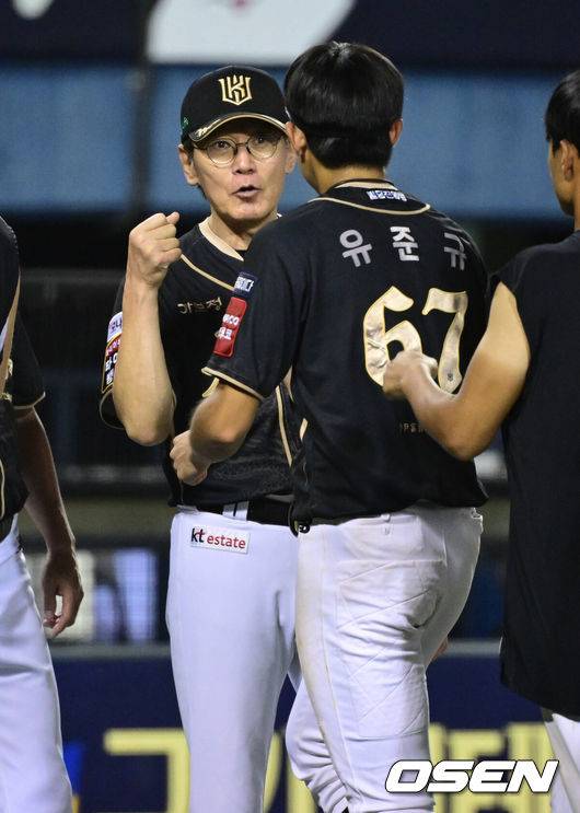 [OSEN=잠실, 조은정 기자]KT가 1위 LG의 80승 선착을 저지하고 4위 자리를 지켰다. 프로야구 KT 위즈는 11일 서울 잠실구장에서 열린 2025 신한 SOL뱅크 KBO리그 LG 트윈스와의 시즌 13차전에서 6-4 역전승을 거뒀다. KT 이강철 감독이 유준규와 승리를 기뻐하고 있다. 2025.09.11 /cej@osen.co.kr