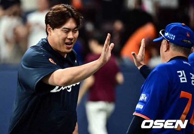 [OSEN=고척, 조은정 기자]&nbsp;한화 류현진이 김경문 감독과 승리를 기뻐하고 있다. 2025.08.26 /cej@osen.co.kr