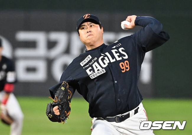 [OSEN=부산, 이석우 기자] 10일 부산 사직야구장에서 2025 신한 SOL 뱅크 KBO 리그 롯데 자이언츠와 한화 이글스의 경기가 열렸다. 홈팀 롯데는 감보아가, 방문팀 한화는 류현진이 선발 출전했다.한화 이글스 선발 투수 류현진이 역투하고 있다. 2025.09.10 / foto0307@osen.co.kr