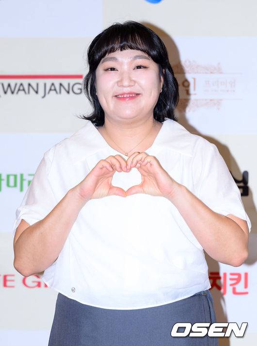 [OSEN=이대선 기자] 22일 오후 서울 중소기업중앙회 KBIZ홀에서 제 17회 2025 방송광고페스티벌이 열렸다.MTN 방송광고 페스티벌은 광고인과 시청자들을 위한 축제의 장을 마련하고 혁신적 광고 메시지를 발굴해 광고 문화 발전에 기여한다는 취지로 2009년부터 개최되고 있다.개그우먼 이수지가 포토타임을 가지고 있다. 2025.07.22 /sunday@osen.co.kr