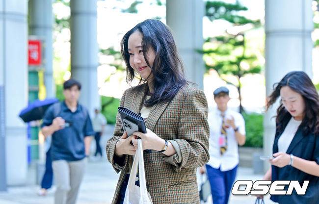 [OSEN=박준형 기자]  11일 서울중앙지방법원 형사31부가 하이브가 민희진 전 어도어 대표를 상대로 제기한 주주간계약 해지 확인 소송과, 민희진 전 대표가 하이브를 상대로 낸 풋옵션 관련 주식매매대금 청구 소송의 마지막 변론기일을 진행했다.재판부는 하이브 측 증인 신문과 구두 변론을 마친 뒤 선고기일을 정할 예정이다. 앞서 지난 6월 열린 3차 변론에서 하이브는 민희진 전 대표가 뉴진스 멤버 부모들을 회유하고 세세한 지시를 내리며 입장을 조율했다고 주장하며, 이는 ‘뉴진스 빼가기’ 계획의 일환으로 주주간계약 위반에 해당한다고 강조했다.민 전 대표는 지난해 4월부터 하이브와 법적 갈등을 이어오고 있으며, 하이브는 경영권 탈취와 배임 의혹 등을 이유로 감사에 착수했다. 반면 민 전 대표는 뉴진스 콘셉트 표절 문제가 갈등의 핵심이라고 맞서며 양측의 대립이 심화됐다.민희진 전 대표가 출석하고 있다. 2025.09.11 / soul1014@osen.co.kr