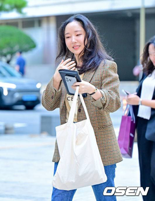 [OSEN=박준형 기자]  11일 서울중앙지방법원 형사31부가 하이브가 민희진 전 어도어 대표를 상대로 제기한 주주간계약 해지 확인 소송과, 민희진 전 대표가 하이브를 상대로 낸 풋옵션 관련 주식매매대금 청구 소송의 마지막 변론기일을 진행했다.재판부는 하이브 측 증인 신문과 구두 변론을 마친 뒤 선고기일을 정할 예정이다. 앞서 지난 6월 열린 3차 변론에서 하이브는 민희진 전 대표가 뉴진스 멤버 부모들을 회유하고 세세한 지시를 내리며 입장을 조율했다고 주장하며, 이는 ‘뉴진스 빼가기’ 계획의 일환으로 주주간계약 위반에 해당한다고 강조했다.민 전 대표는 지난해 4월부터 하이브와 법적 갈등을 이어오고 있으며, 하이브는 경영권 탈취와 배임 의혹 등을 이유로 감사에 착수했다. 반면 민 전 대표는 뉴진스 콘셉트 표절 문제가 갈등의 핵심이라고 맞서며 양측의 대립이 심화됐다.민희진 전 대표가 출석하고 있다. 2025.09.11 / soul1014@osen.co.kr