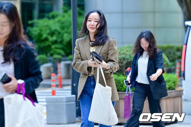 [OSEN=박준형 기자]  11일 서울중앙지방법원 형사31부가 하이브가 민희진 전 어도어 대표를 상대로 제기한 주주간계약 해지 확인 소송과, 민희진 전 대표가 하이브를 상대로 낸 풋옵션 관련 주식매매대금 청구 소송의 마지막 변론기일을 진행했다.재판부는 하이브 측 증인 신문과 구두 변론을 마친 뒤 선고기일을 정할 예정이다. 앞서 지난 6월 열린 3차 변론에서 하이브는 민희진 전 대표가 뉴진스 멤버 부모들을 회유하고 세세한 지시를 내리며 입장을 조율했다고 주장하며, 이는 ‘뉴진스 빼가기’ 계획의 일환으로 주주간계약 위반에 해당한다고 강조했다.민 전 대표는 지난해 4월부터 하이브와 법적 갈등을 이어오고 있으며, 하이브는 경영권 탈취와 배임 의혹 등을 이유로 감사에 착수했다. 반면 민 전 대표는 뉴진스 콘셉트 표절 문제가 갈등의 핵심이라고 맞서며 양측의 대립이 심화됐다.민희진 전 대표가 출석하고 있다. 2025.09.11 / soul1014@osen.co.kr