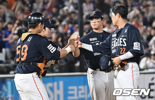 [OSEN=부산, 이석우 기자] 10일 부산 사직야구장에서 2025 신한 SOL 뱅크 KBO 리그 롯데 자이언츠와 한화 이글스의 경기가 열렸다. 홈팀 롯데는 감보아가, 방문팀 한화는 류현진이 선발 출전했다.한화 이글스 선수들이 롯데 자이언츠에 13-0으로 승리한 후 기쁨을 나누고 있다. 2025.09.10 / foto0307@osen.co.kr