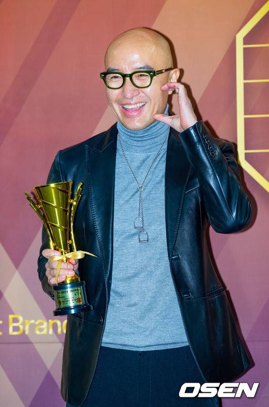 [OSEN=민경훈 기자] ‘2024 대한민국 베스트브랜드 어워즈-대한민국 한류연예대상’ 포토월 행사가 22일 오후 서울 영등포구 여의도동 국회의원회관 대회의실에서 열렸다.한편, 2024 대한민국 베스트브랜드 어워드’는 소비자들로부터 사랑과 신뢰를 받는 스타, 브랜드, 인플루언서 등이 한자리에 모이는 대규모 시상식이다.방송인 홍석천이 입장하며 포즈를 취하고 있다. 2024.12.22 / rumi@osen.co.kr