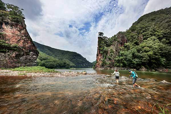 죽도관문. 원래 능선이었으나, 사람의 욕심으로 능선이 끊어졌다. 죽도는 조선시대 정여립이 죽은 곳으로 이름만 섬이었으나, 이후 진짜 섬이 되었다.