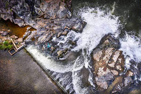 하늘에서 본 죽도관문. 건너편 고산(876m) 산줄기에서 강가로 접근하는 산길이나 임도가 없어, 죽도관문에 올라서야만 볼 수 있는 풍경이다. 폭포 물살이 강력하고 금강 수심이 깊어 수영이 금지되어 있다.&nbsp;