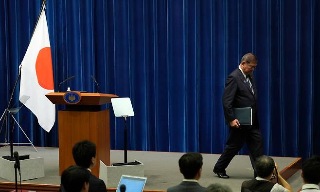 지난 7일 일본 도쿄의 총리 관저에서 언론 발표 후 퇴장하는 이시바 시게루 일본 총리. 신화연합뉴스