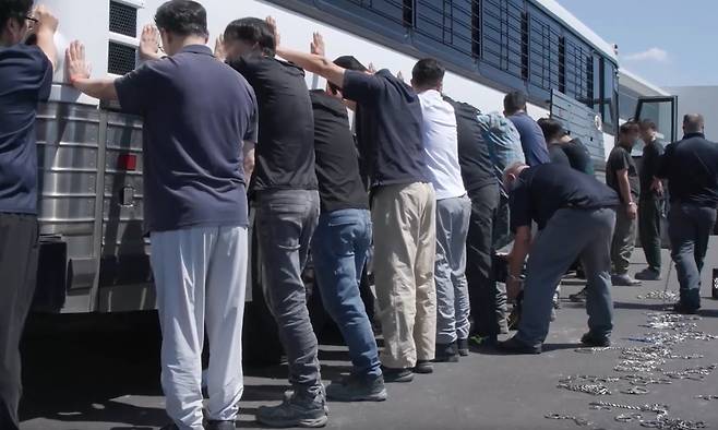미국 이민세관단속국 ICE(U.S. Immigration and Customs Enforcement)가 조지아주 내 현대자동차그룹과 LG에너지솔루션 합작 배터리 공장 건설 현장의 한국인 직원 300여 명을 기습 단속·구금하는 영상을 공개했다. ICE 홈페이지 캡처