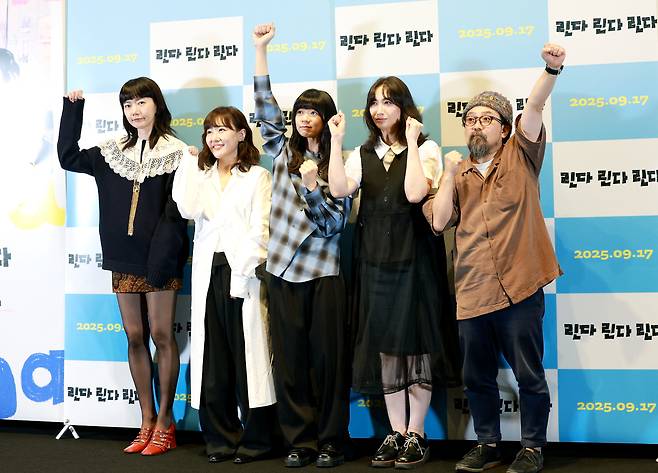 12일 서울 강남구 메가박스 코엑스에서 열린 영화 ‘린다 린다 린다’ 재개봉 기자간담회에서 감독과 배우들이 포즈를 취하고 있다. 왼쪽부터 배두나, 마에다 아키, 카시이 유우, 세키네 시오리, 야마시타 노부히로 감독. 뉴스1