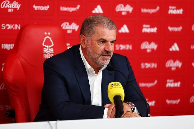 안지 포스테코글루 감독이 11일(현지시간) 열린 잉글랜드 프리미어리그(EPL) 노팅엄 포리스트 사령탑 부임 기자회견에서 시즌 각오를 밝히고 있다. 로이터 연합뉴스