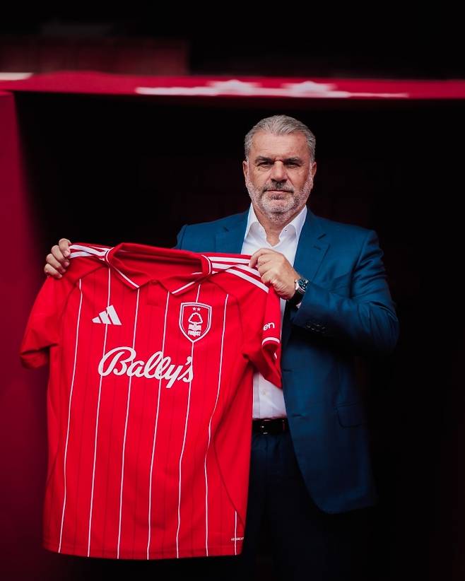 11일(현지시간) 잉글랜드 프리미어리그(EPL) 노팅엄 포리스트 사령탑으로 부임한 안지 포스테코글루 감독. 노팅엄 소셜미디어