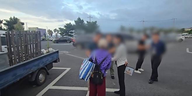 11일 제주시 용담해안 공원에서 고무보트로 밀입국한 40대 여성을 긴급체포했다. 제주지방해양경찰청 제공 영상 캡처