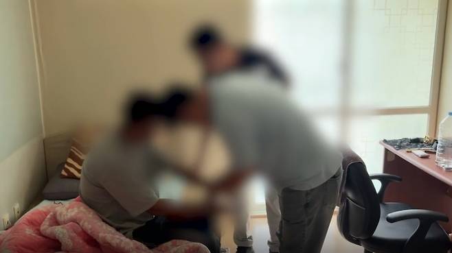 제주지방해양경찰청은 12일 오후 1시쯤 충북 청주시에서 고무보트로 밀입국한  중국인 마지막 피의자 남성 A(30)씨를 검거하고 있다. 제주지방해양경찰청 제공