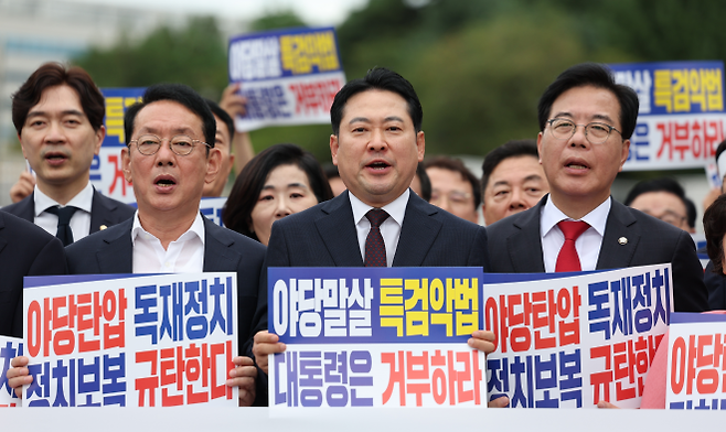 국민의힘 장동혁 대표, 송언석 원내대표를 비롯한 의원들이 12일 서울 용산구 대통령실 앞에서 열린 정치보복 불법특검 규탄대회에서 구호를 외치고 있다. 뉴시스