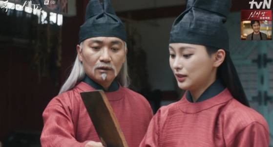 드라마 '폭군의 셰프'. 왼쪽이 당백룡 역할을 맡은 조재윤 배우. tvN ‘폭군의 셰프’ 캡처