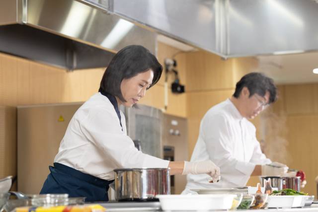 이재명 대통령 부인 김혜경 여사가 11일 서울 광진구 세종대학교에서 열린 '삼삼한 요리 경연대회'에서 '잡채 파스타'를 만들고 있다. 2025.9.11. 대통령실 제공
