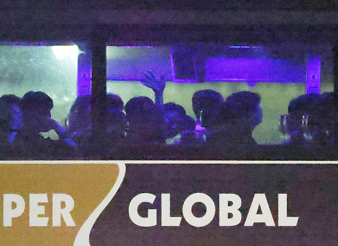 미 당국의 이민 단속으로 체포됐던 현대차-LG엔솔 배터리공장 건설 현장 직원들이 11일(현지 시간) 버스에 탑승해 손을 흔들며 인사하고 있다. ⓒ연합뉴스