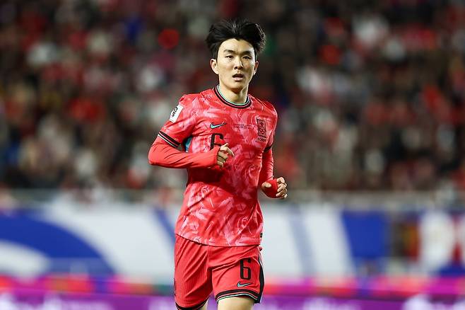 전통적인 공격형·수비형 미드필더의 개념은 모호해졌으나 중원 전 지역을 가장 완벽히 책임지는 황인범의 가치는 그대로다. 사진제공｜대한축구협회