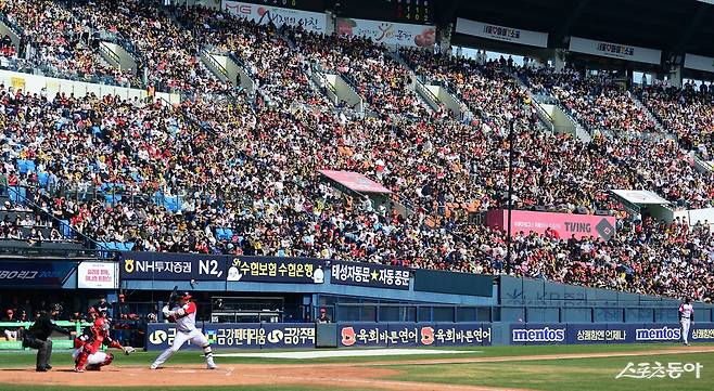 KBO는 전날(11일) 출범 44번째 시즌에 정규시즌 누적 관중 2억 명을 달성했다. 스포츠동아DB