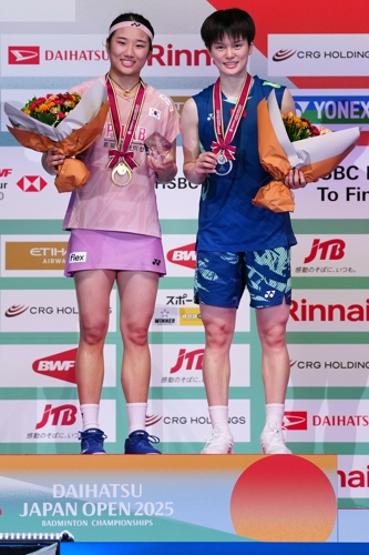 안세영이 지난 7월 일본오픈 결승에서 왕즈이를 꺾고 우승한 뒤 시상대에서 함께 서 있다. 신화연합뉴스