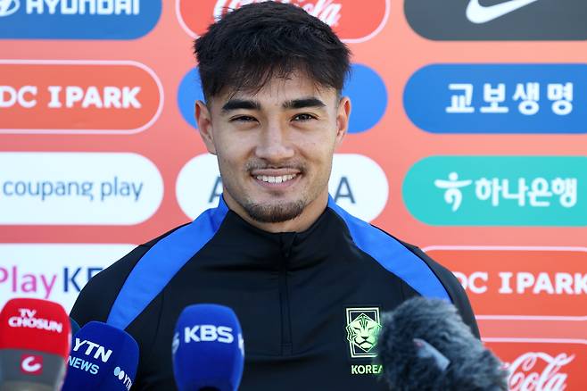 3일(현지시간) 미국 뉴욕주 아이칸 스타디움에서 진행된 한국 축구 대표팀 훈련에서 옌스 카스트로프가 인터뷰를 하고 있다. 연합뉴스