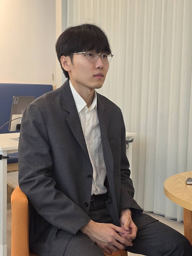 신진서 9단(오른쪽)이 12일 서울 성동구 마장로 한국기원 내 바둑TV 스튜디오에서 열린 2025 쏘팔코사놀 세계최고기사결정전에서 우승한 뒤 인터뷰를 하고 있다.  윤은용 기자